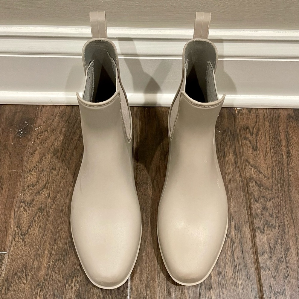 A New Day women’s rain booties